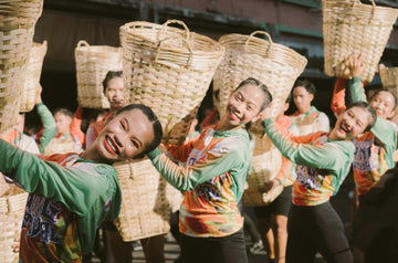 Scène des philippines traditionnelles montrant des costumes et danses folkloriques